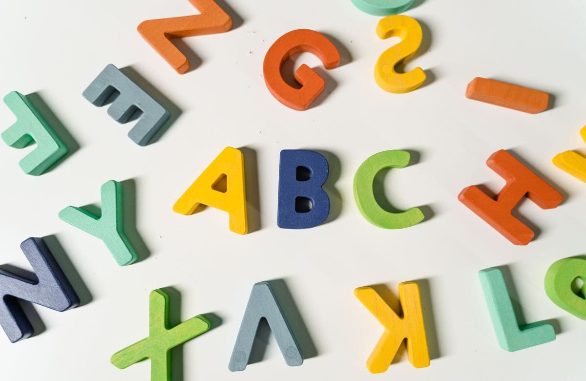 ¿Qué significa escribir en mayúsculas, según la grafología? | Foto: Especial (canva)
