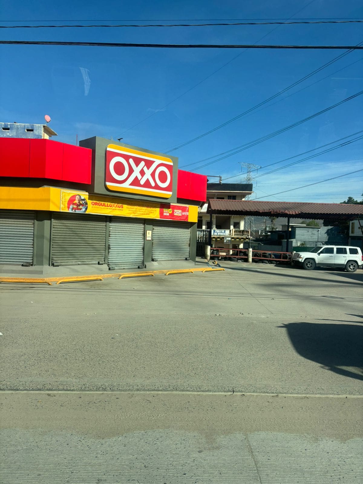 Algunos negocios particulares, cafeterías y tiendas Oxxo no abrieron sus puertas al público. Foto: Lorena Salinas