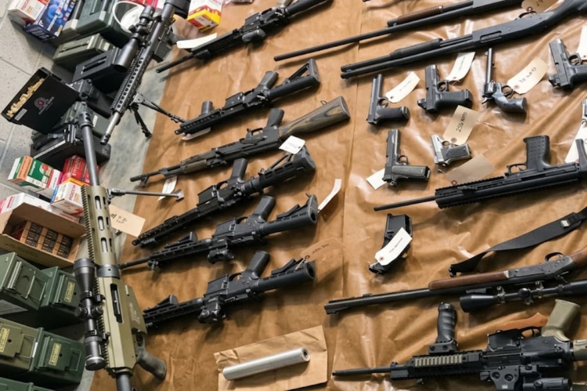 Aseguran arsenal de 23 armas y droga durante cateo en una vivienda de Yuma