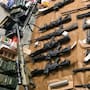Aseguran arsenal de 23 armas y droga durante cateo en una vivienda de Yuma