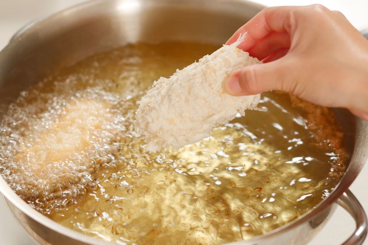 Truco de cocina: cómo freír pescado sin que salte tanto el aceite