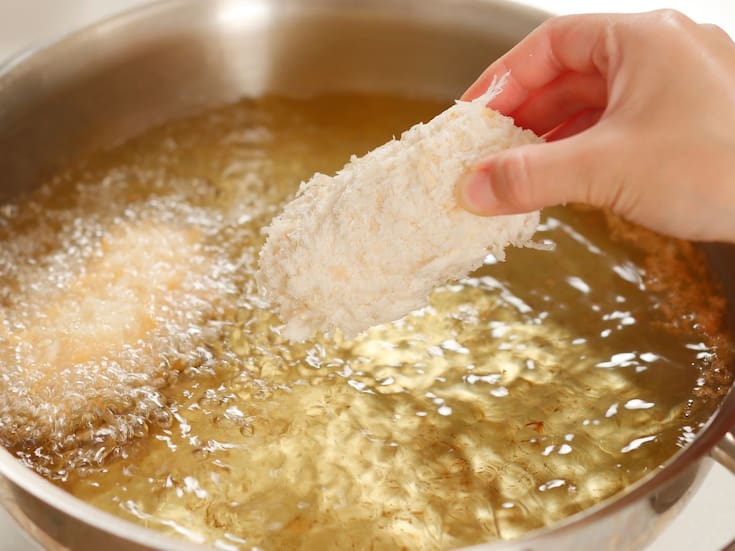 Truco de cocina: cómo freír pescado sin que salte tanto el aceite