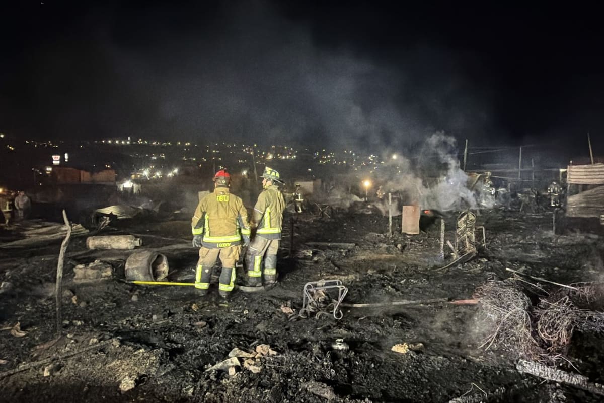 Fuego destruye ocho viviendas en zona de invasión en Terrazas del Valle