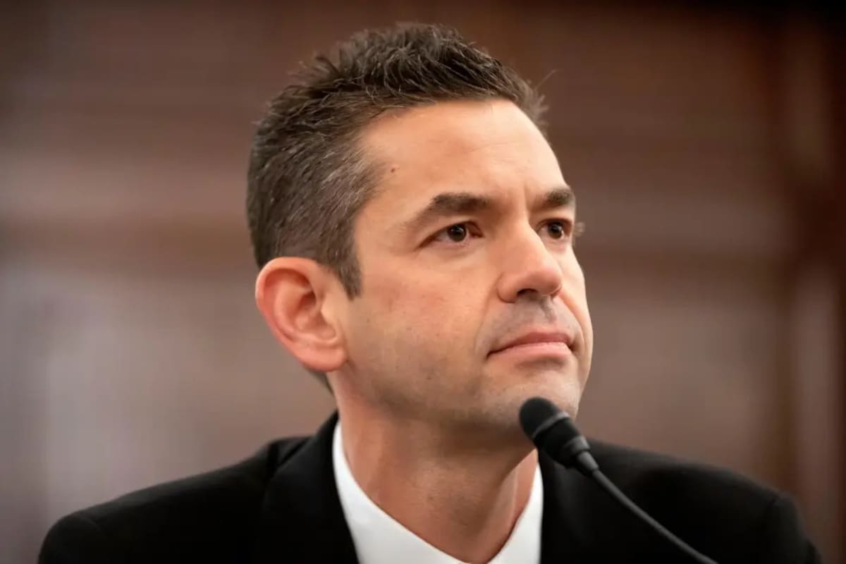 Jared Isaacman, elegido por el presidente Donald Trump para ser administrador de la NASA, escucha durante una audiencia del Comité de Comercio, Ciencia y Transporte del Senado en el Capitolio, el miércoles 3 de diciembre de 2025, en Washington. (Foto AP/Mark Schiefelbein)