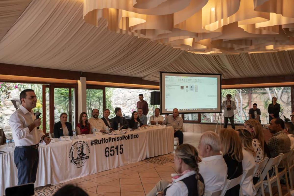 Familiares, ciudadanos y representantes de organizaciones participaron en Tijuana en la presentación del Comité Plural por la Libertad de Ernesto Ruffo. Foto: Border Zoom.