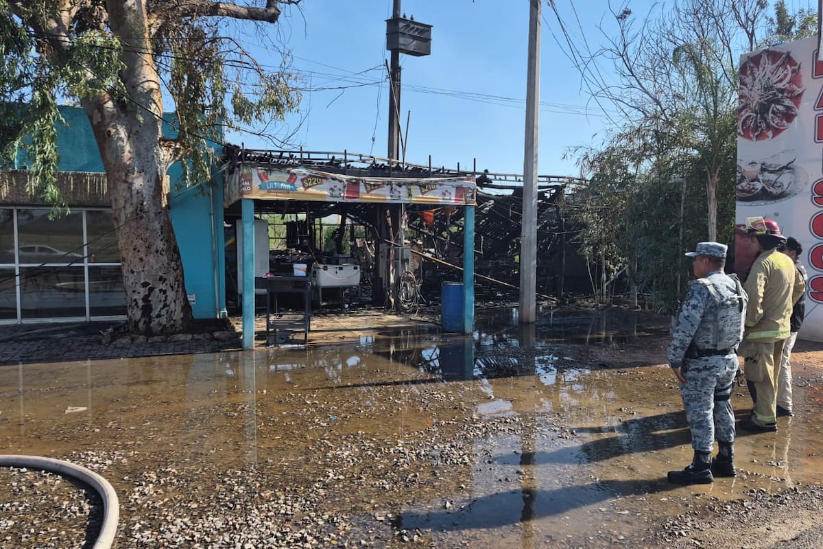 Incendio consume palapa de mariscos en carretera Hermosillo-Bahía de Kino; bomberos evitan que el fuego se propague