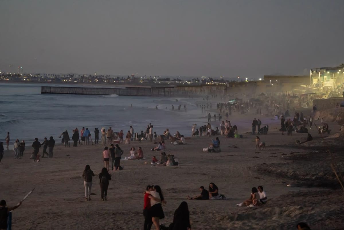 La temperatura alcanzó los 30 grados centígrados este sábado, lo que motivó a decenas de familias a despedir el mes frente al mar en una tarde teñida de tonos anaranjados y dorados. Foto: Border Zoom