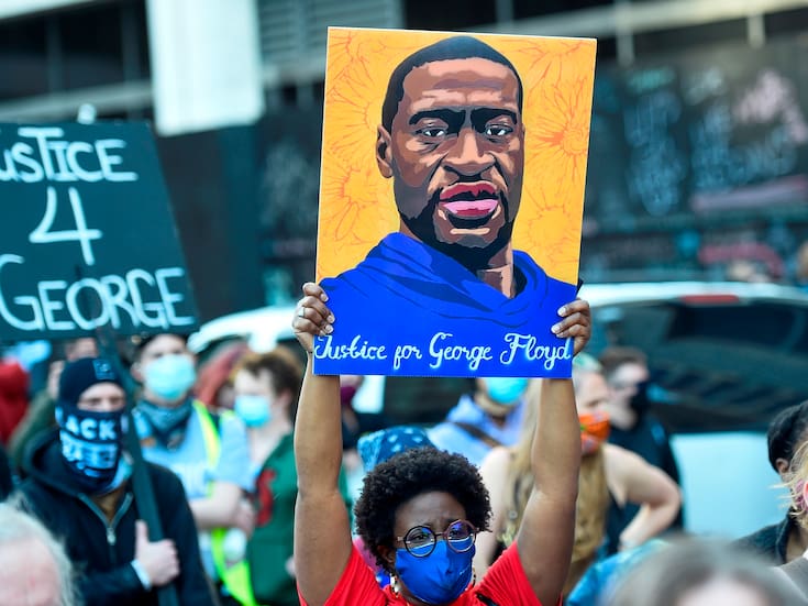 FBI despide a agentes que se arrodillaron en protestas por George Floyd en 2020