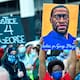 FBI despide a agentes que se arrodillaron en protestas por George Floyd en 2020