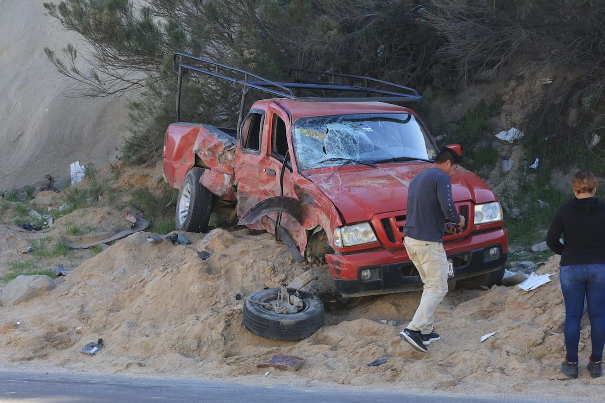 Choque y volcadura de camión de basura con auto particular deja 3 lesionados