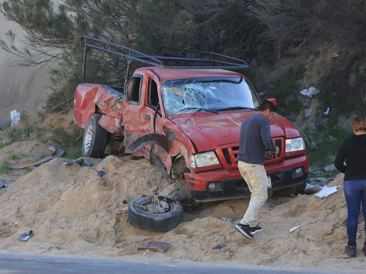 Choque y volcadura de camión de basura con auto particular deja 3 lesionados