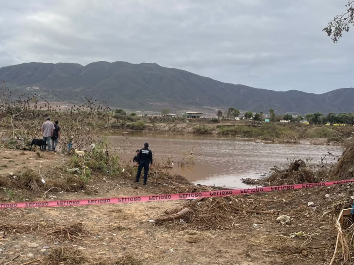 La corriente del arroyo El Pípila arrasó la vivienda de madera donde se encontraban dos hermanas y tres niños, en Maneadero, Ensenada. FOTO: JAYME GARCÍA