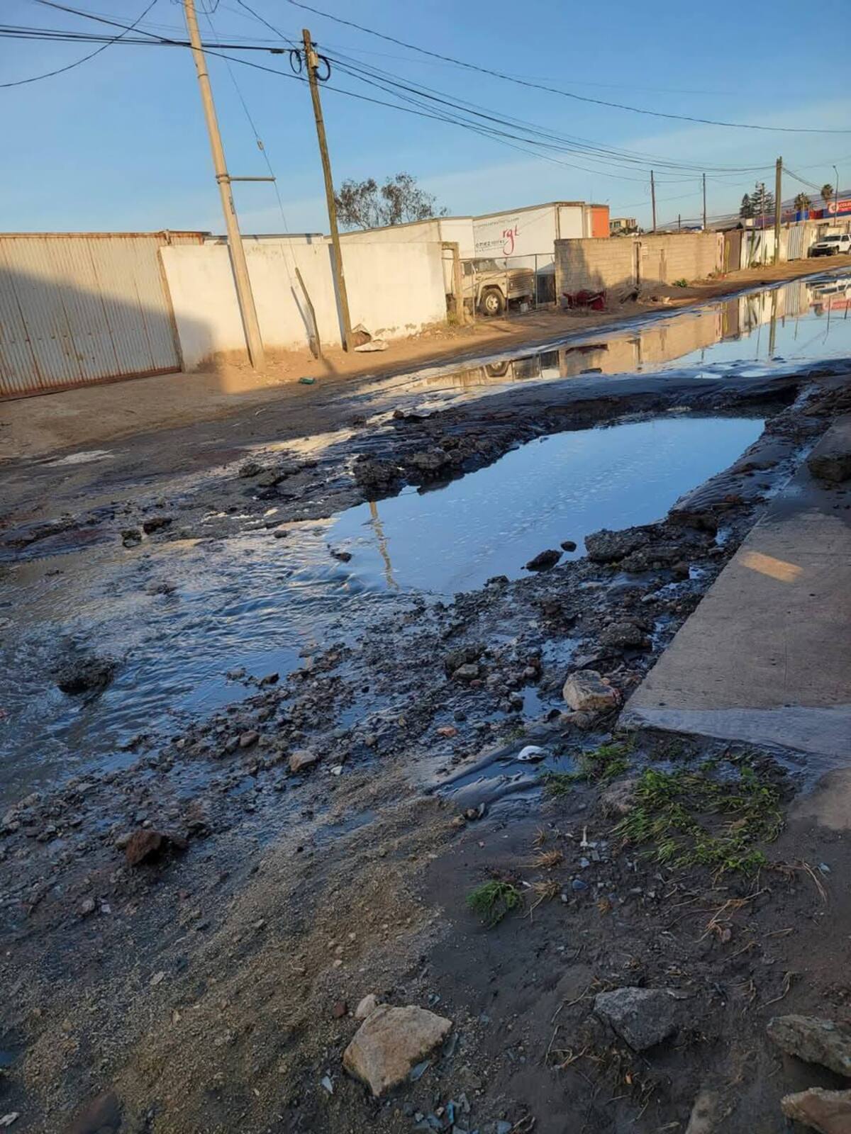 La ruptura del emisor se registró en el emisor de aguas residuales ubicada a la altura de las calles Floresta y Pedro Loyola.