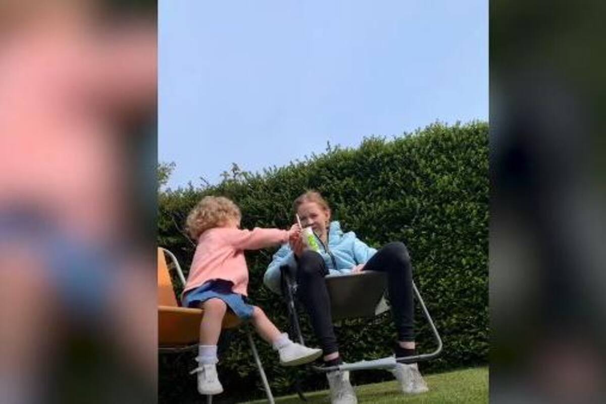 VIDEO: Mamá se cae de su silla al igual que su hija y protagonizan momento gracioso