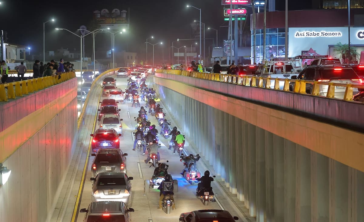 Un grupo de motociclistas se unió al festejo y fueron de los primeros en circular por el paso a desnivel. FOTO: ELEAZAR ESCOBAR