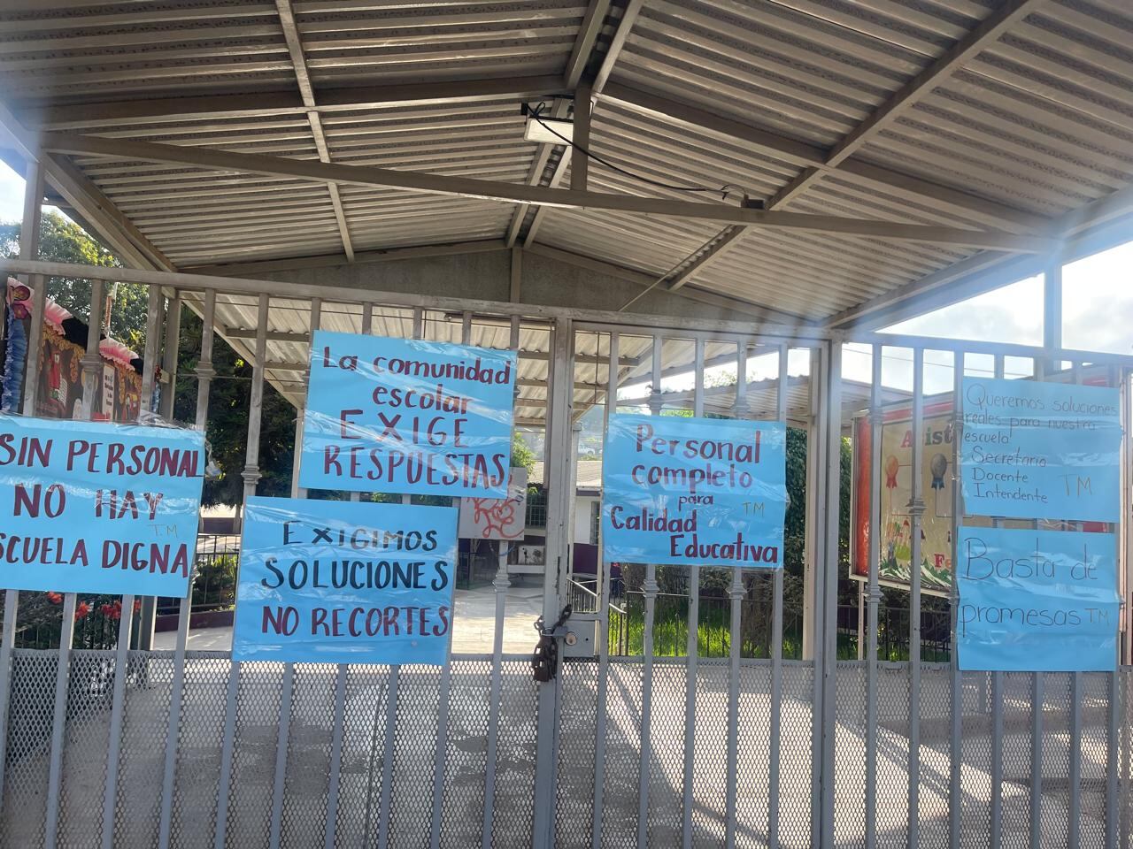 Padres mantienen tomada la primaria por falta de un maestro, secretaria e intendente tras promesas incumplidas de la autoridad. Foto: Carmen Gutiérrez