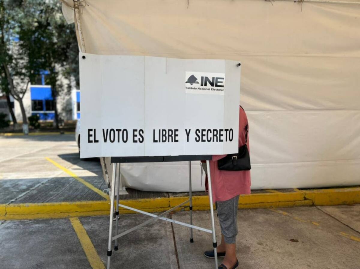 Una persona mayor ejerciendo su derecho al voto. / INE.