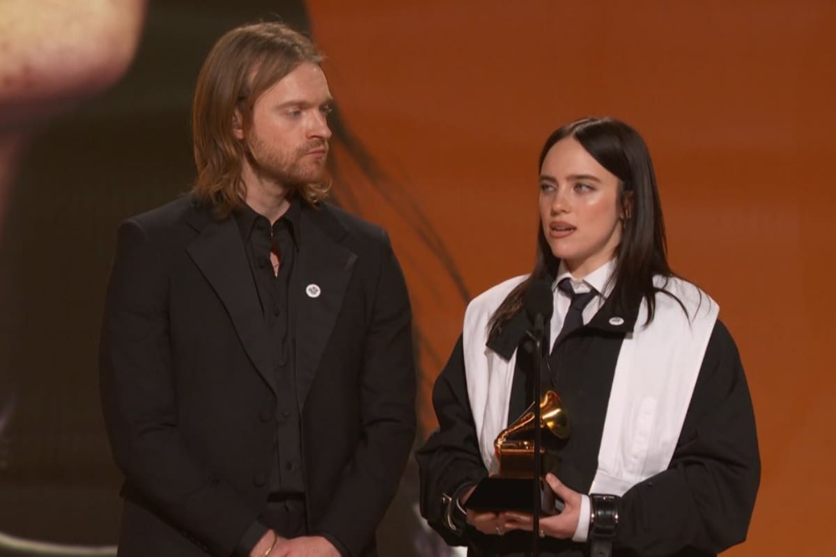“Nadie es ilegal en tierra robada”, dijo Billie Eilish al ganar el Grammy a Mejor Canción del Año, en un discurso donde también afirmó: “nuestras voces realmente importan y las personas importan”.