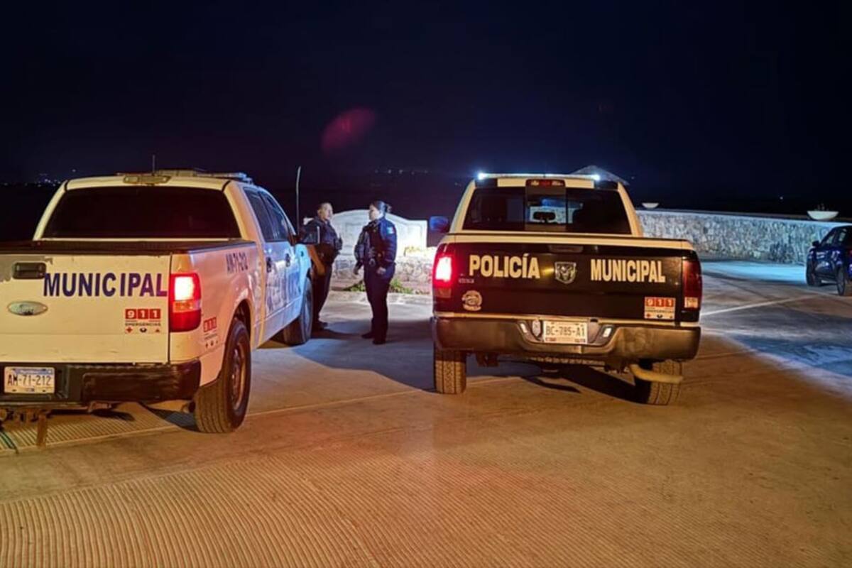 Rescatan a joven tras volcarse su kayak en Ensenada