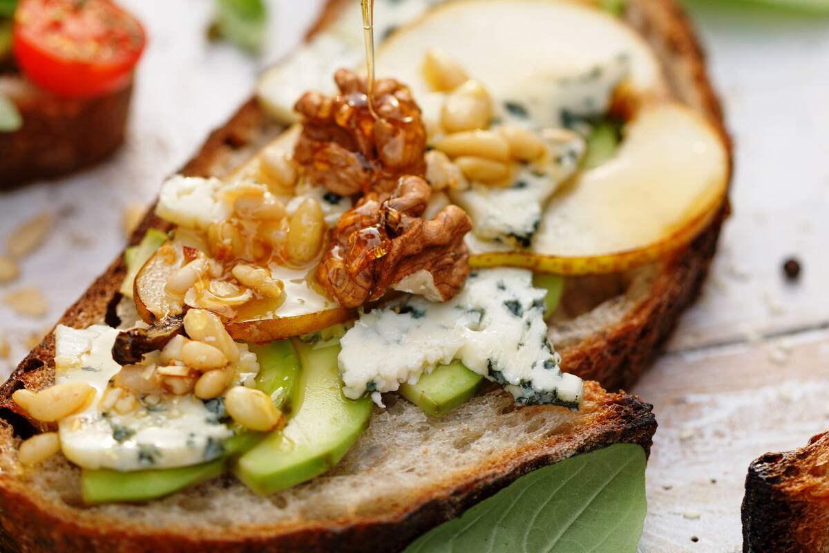 Crostinis de pera, queso azul y miel