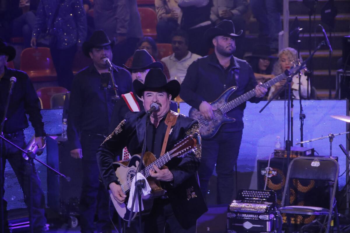 Chuy Vega interpretando "El palomito" frente a un público que no dejó de corear. / Foto: Gamaliel González