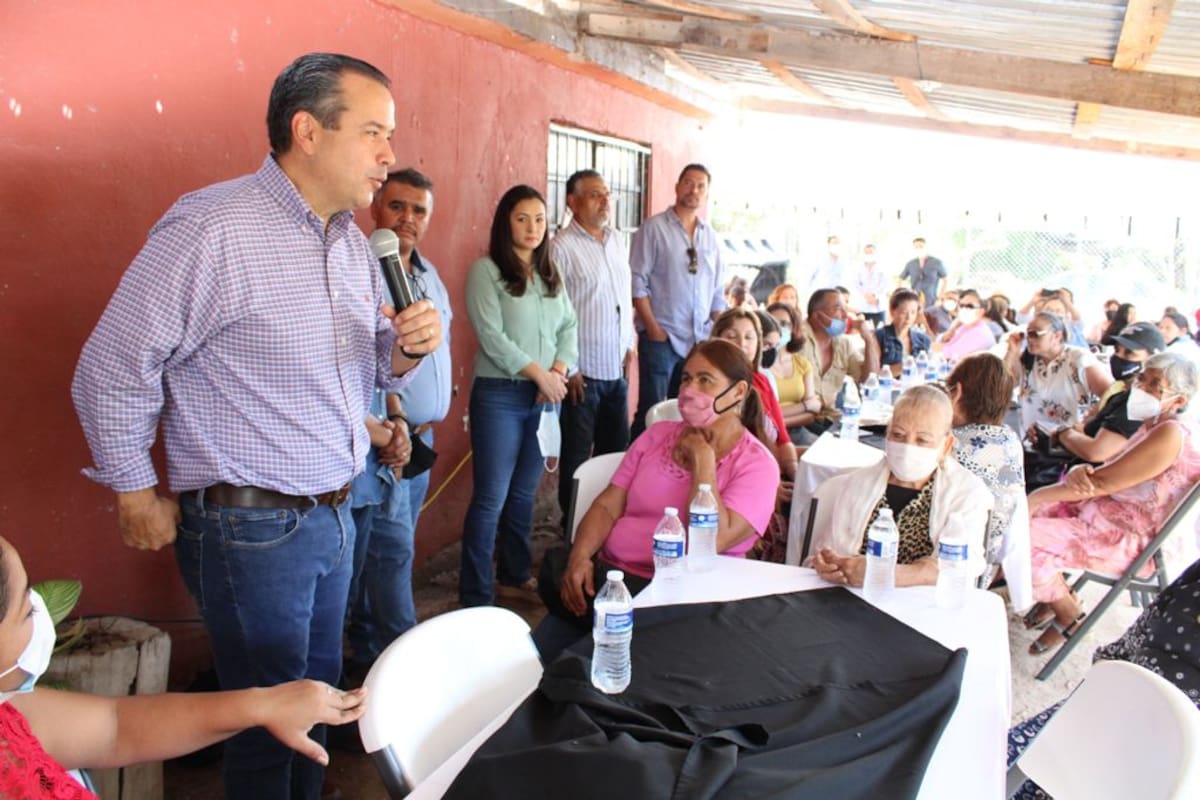 Regresa presidente electo al ejido La Victoria; platica con vecinos