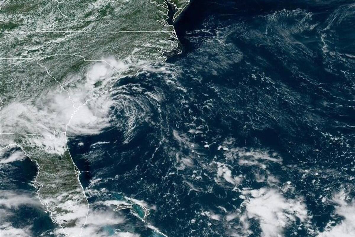 Dos ondas tropicales avanzan tras la tormenta tropical Danny, que tocó tierra en Carolina del Norte