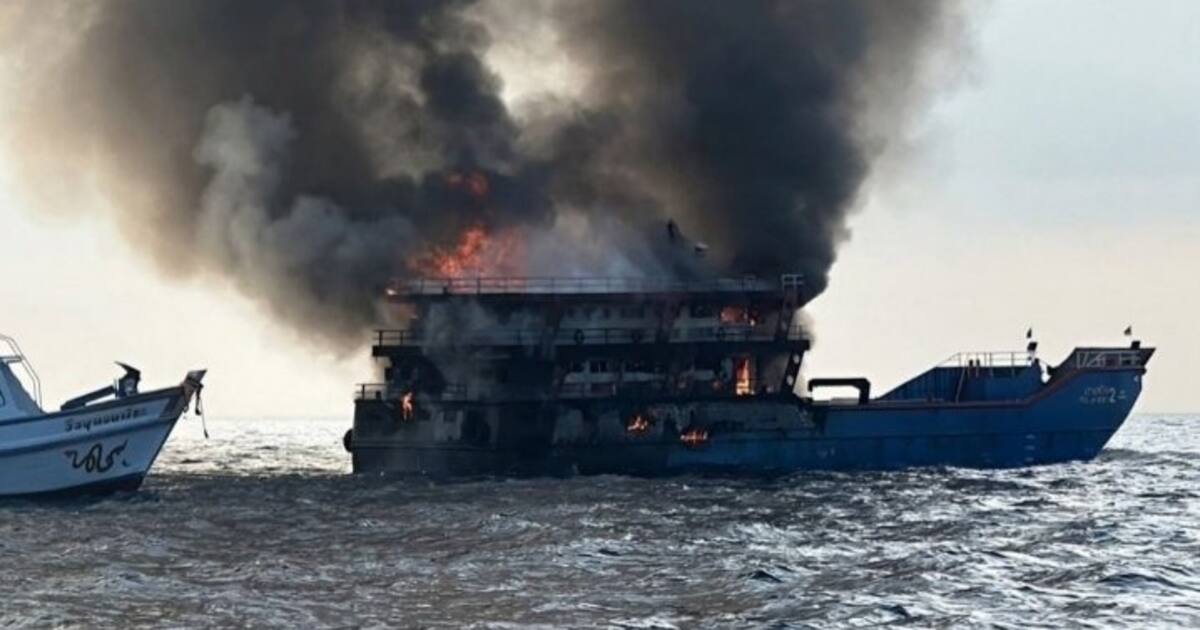 Barco Explotando Video | Más de 100 personas saltan al mar tras incendio en Ferry