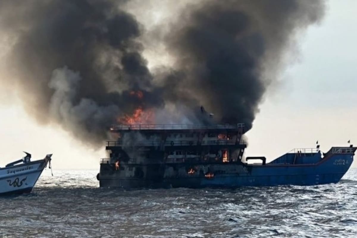 Video | Más de 100 personas saltan al mar tras incendio en Ferry