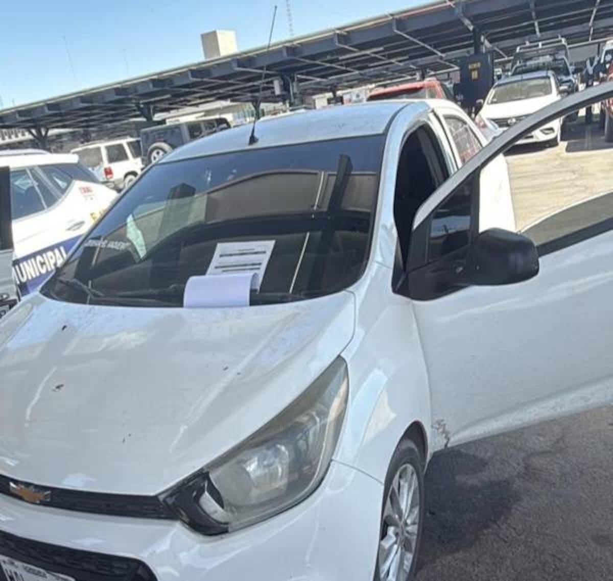 Se trataba de un vehículo sedán, marca Chevrolet Beat, color blanco, con vidrios polarizados y el delantero portaba señales luminosas idénticas a las de la corporación policial municipal. | Especial