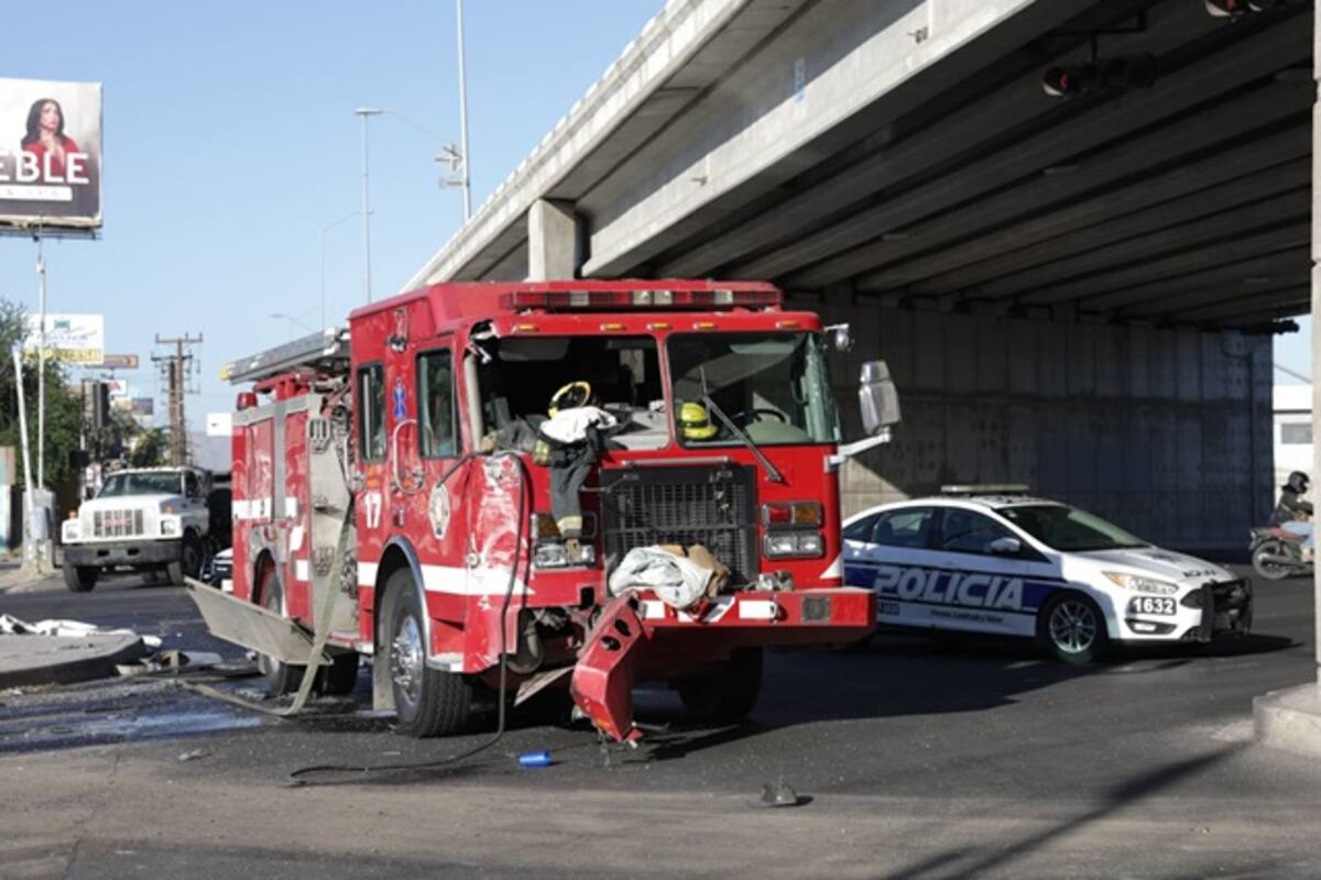 Choque entre camión de pasajeros y máquina de bomberos deja al menos a 18 lesionados