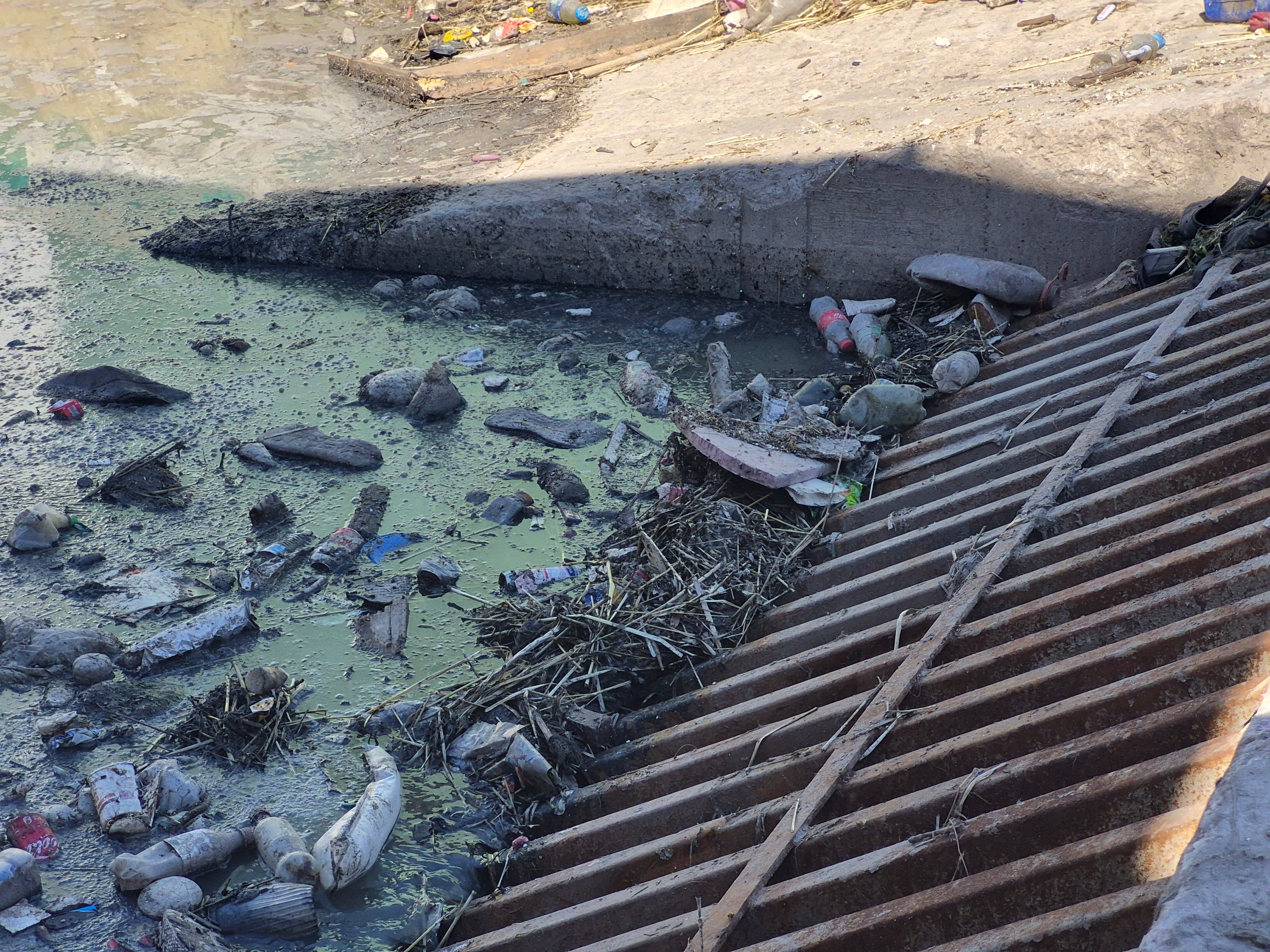 El desarenador pluvial de la colonia Niños Héroes Este acumula basura, lodo y otros residuos debido al flujo de aguas que reciben los vecinos. Foto: Michelle Castillo