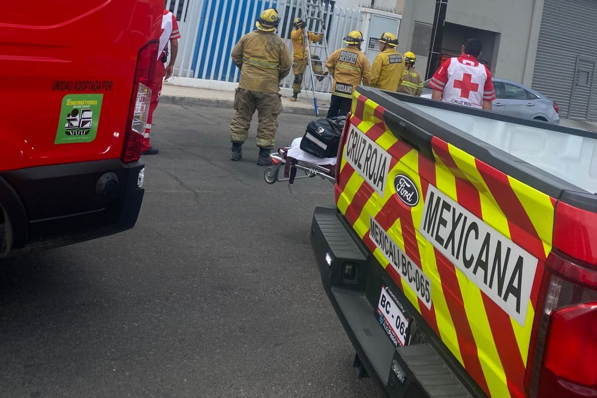 Trabajador sufre descarga eléctrica en techo de comercio en Mexicali
