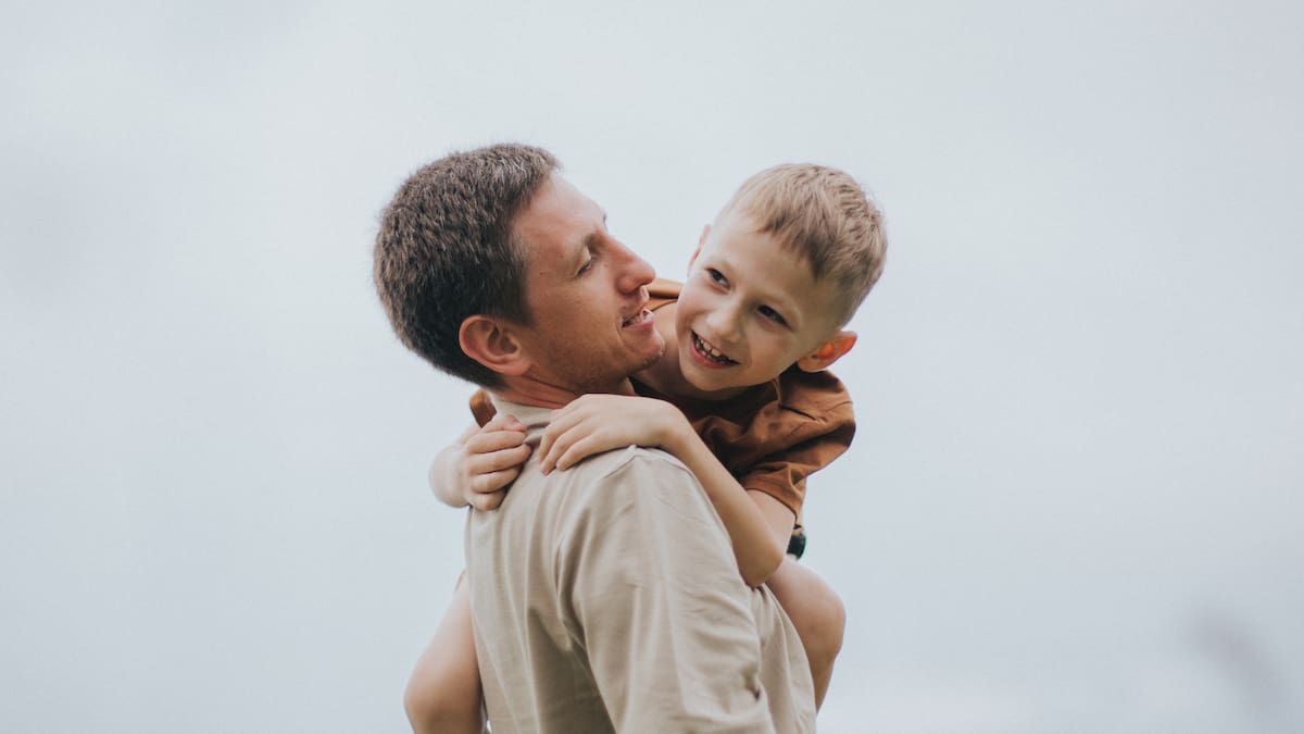 Nuevas investigaciones neurocientíficas muestran que la paternidad activa produce cambios reales en el cerebro y las hormonas de los hombres/Foto: Canva