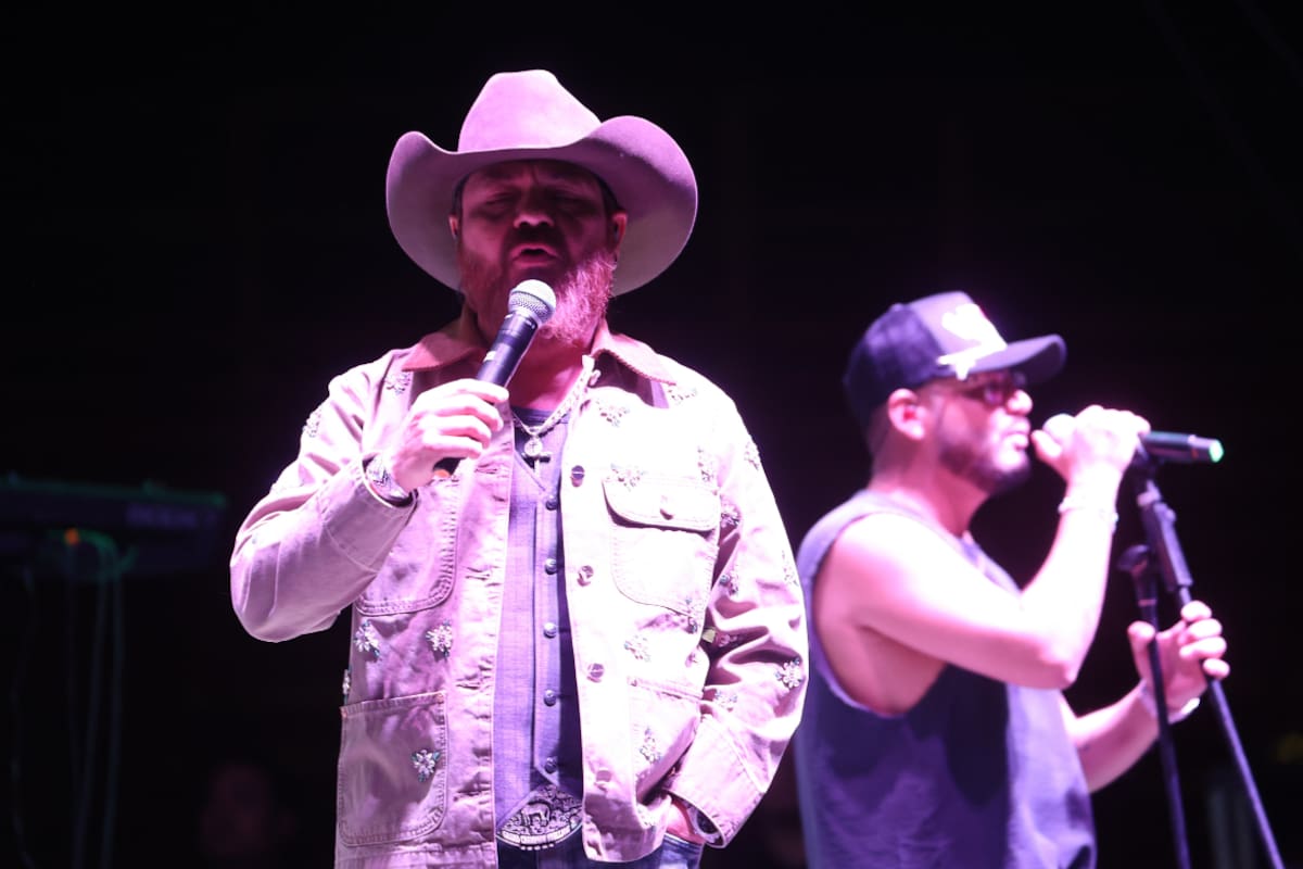La Firma pone sabor grupero en la Arena de Rodeo de La Cura Fest y hace cantar a Hermosillo