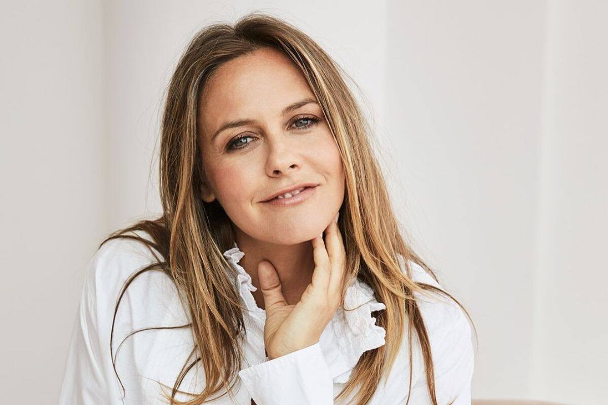 Alicia Silverstone preocupa a fans al morder una fruta venenosa en Inglaterra