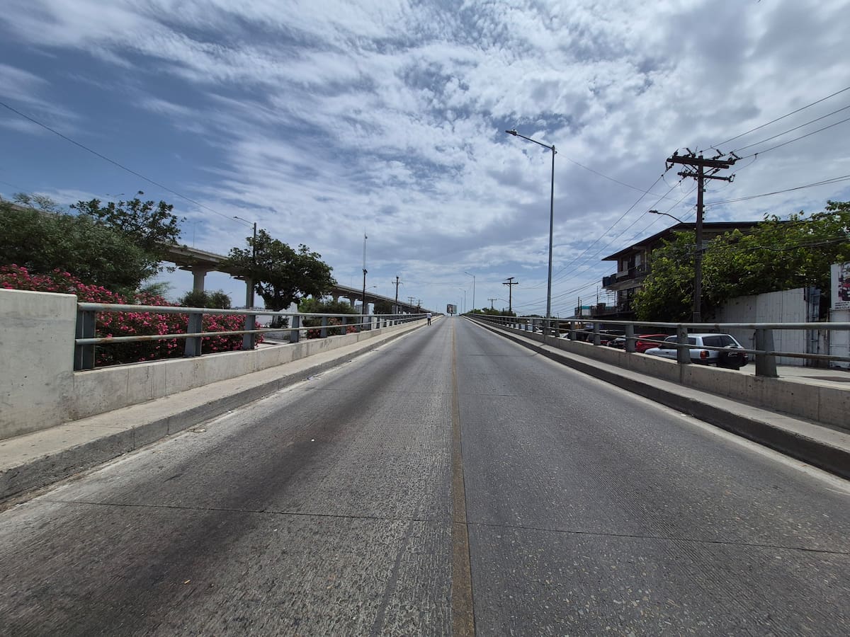 El Ayuntamiento de Tijuana mantiene cerrado el Puente Chaparral en ambos sentidos para realizar trabajos de rehabilitación en la estructura y reemplazar una junta de expansión dañada.
Fotos: Cortesía.