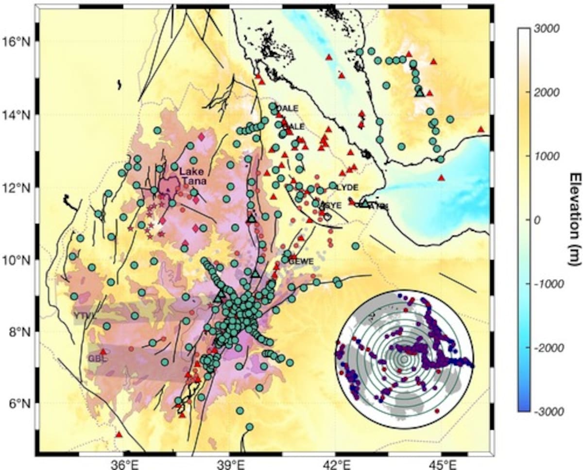 Mapa del área de estudio, que muestra las ubicaciones de las estaciones sísmicas (círculos verdes), volcanes activos (triángulos rojos), volcanes de escudo cuaternario (rombos) y estrombolianos (pentágonos), fumarolas y aguas termales (círculos rojos), y fallas mapeadas (líneas negras delgadas). Foto: AGU
