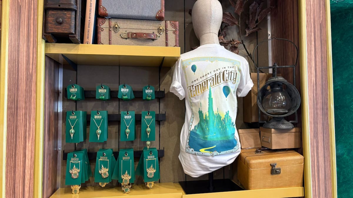 Libretas, camisetas, sudaderas hasta pins, bolsas y más, son otros de los productos de Wicked que están ya a la venta en Universal Studios Hollywood y en Universal CityWalk.