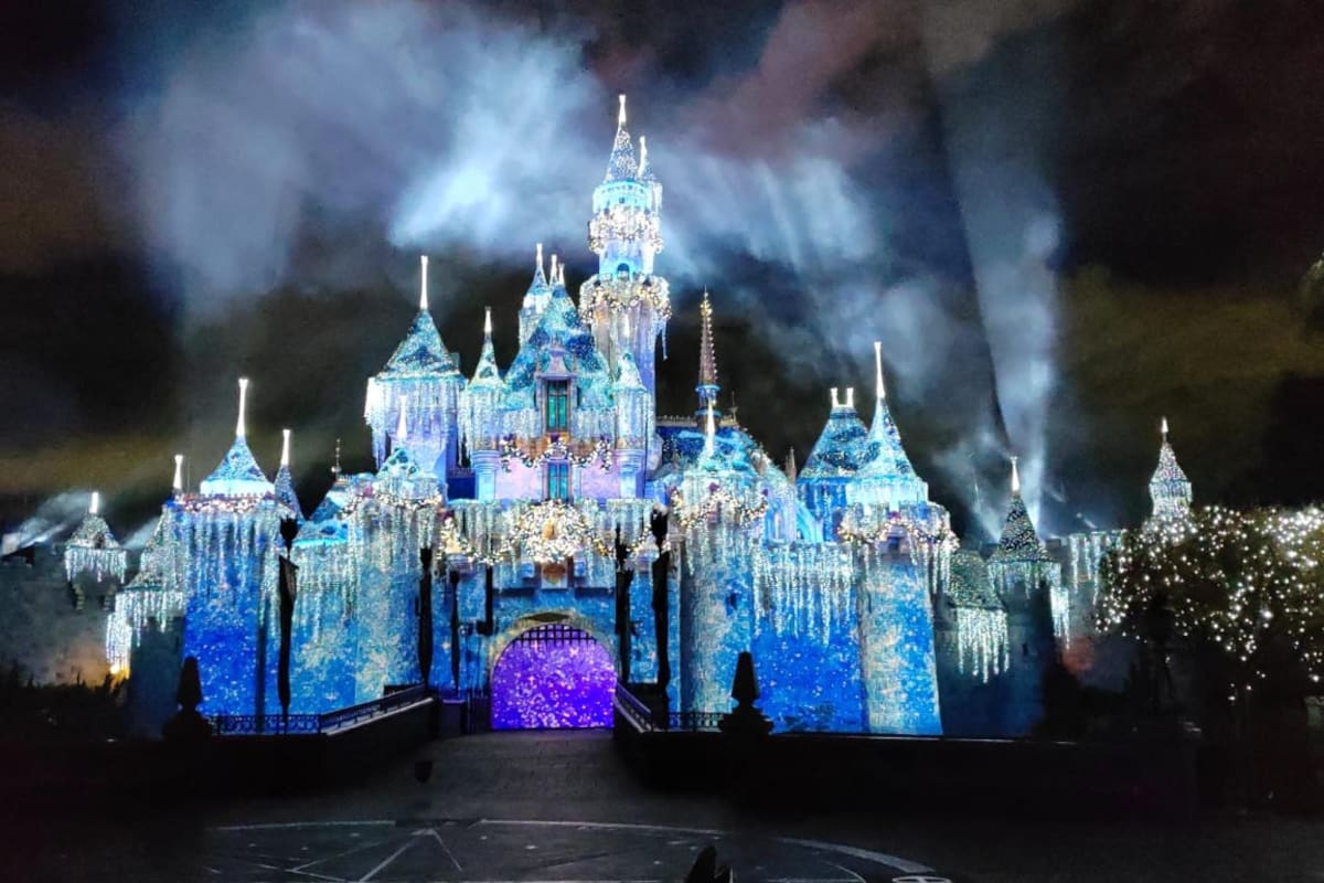 Castillo de Disneyland se transforma con luces y fuegos artificiales
