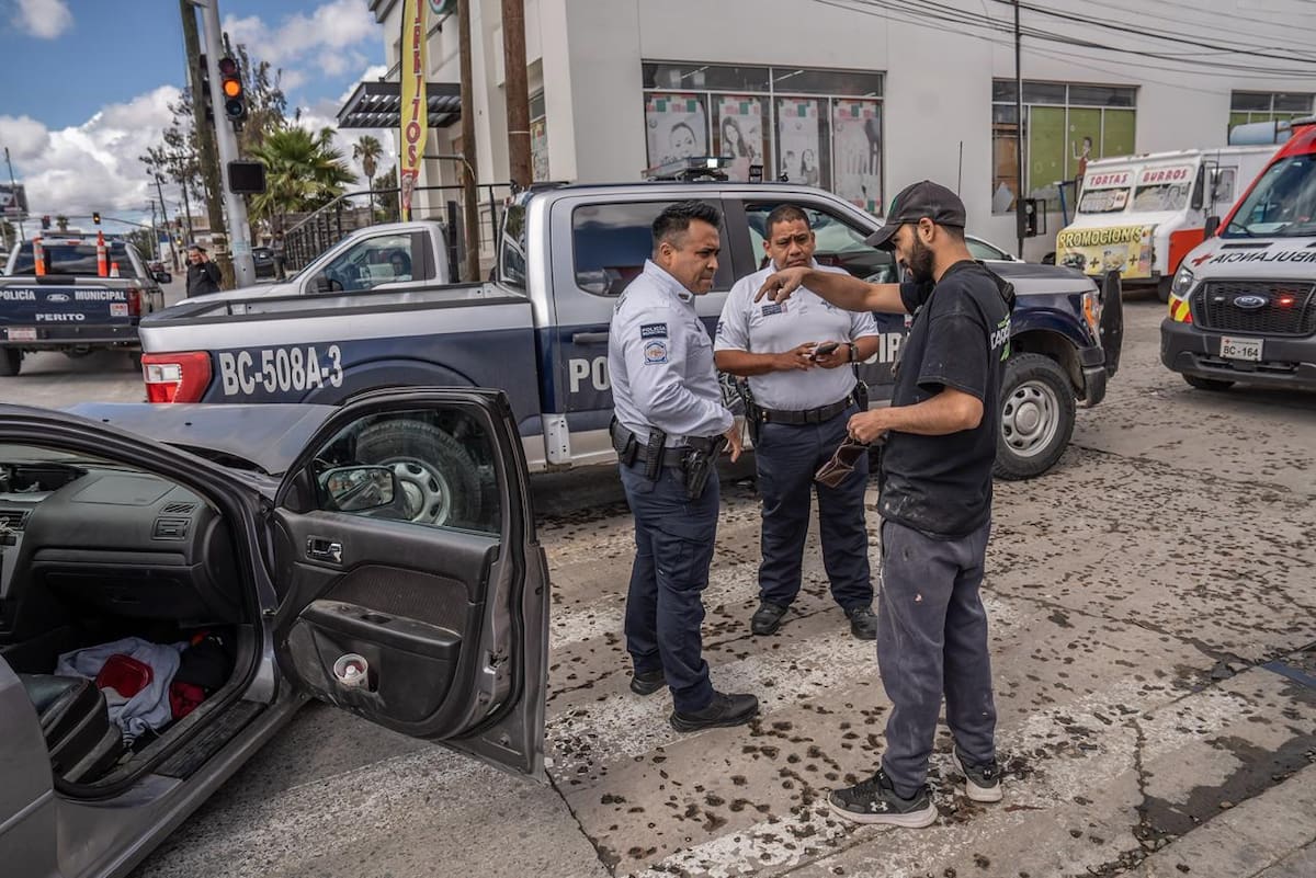 Un automóvil impactó por alcance a una unidad policial; no hubo lesionados. Foto: BorderZoom