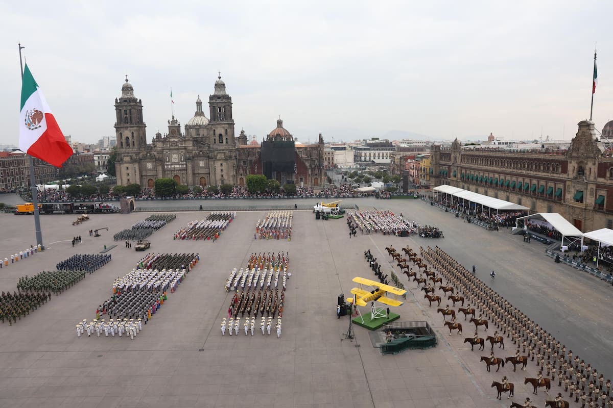 El desfile incluyó 15 vehículos temáticos y 10 representaciones de pasajes históricos. Foto: Gobierno de México