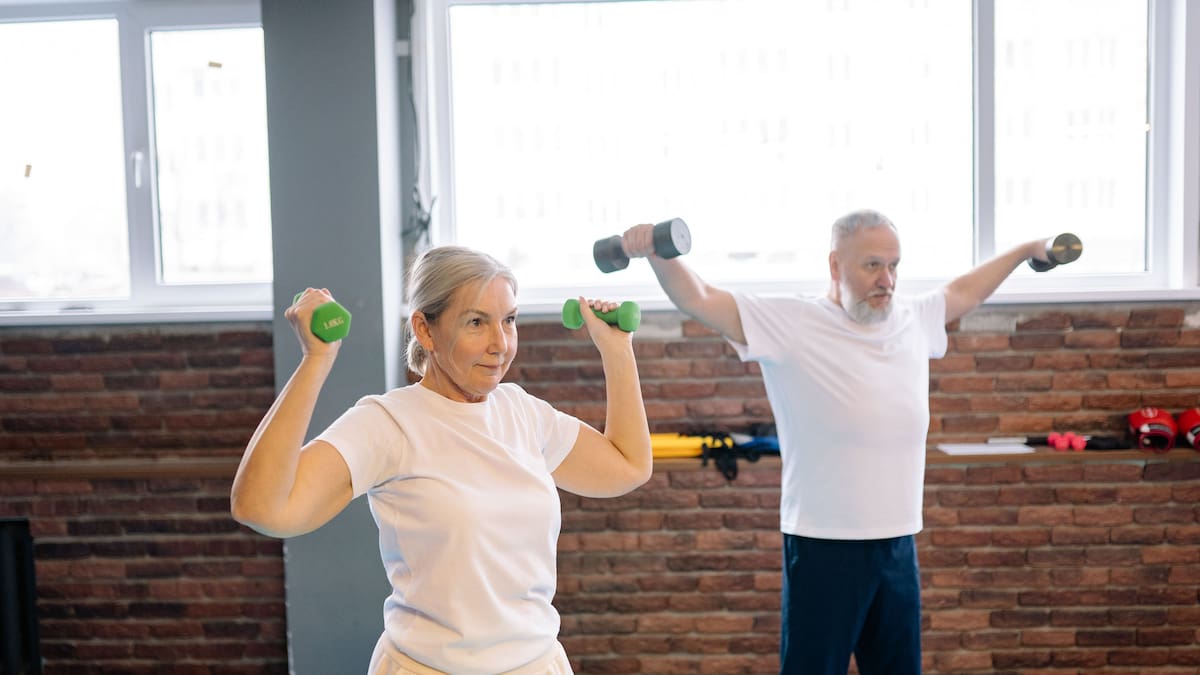 Expertos recomiendan realizar ejercicios de fuerza después de los 55 años para reducir la pérdida de masa muscular y conservar la capacidad de caminar, subir escaleras y realizar actividades cotidianas