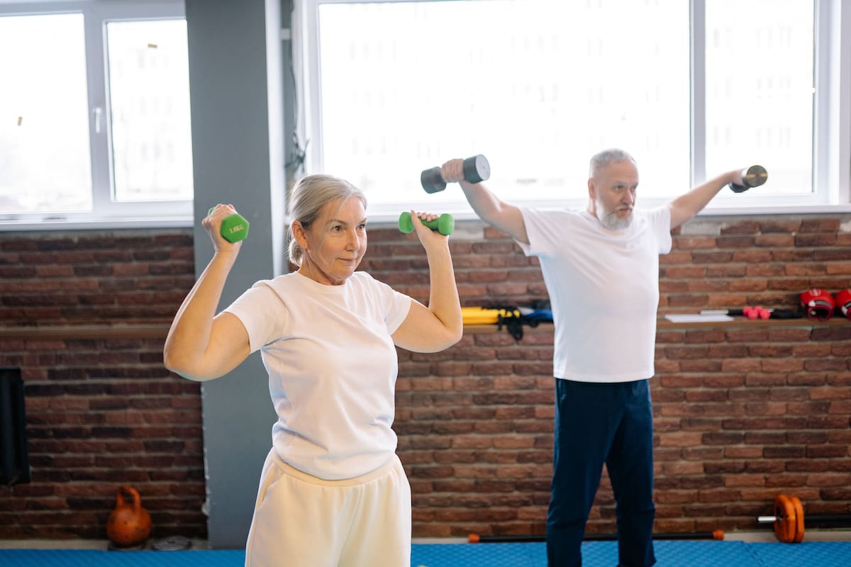 Expertos recomiendan realizar ejercicios de fuerza después de los 55 años para reducir la pérdida de masa muscular y conservar la capacidad de caminar, subir escaleras y realizar actividades cotidianas