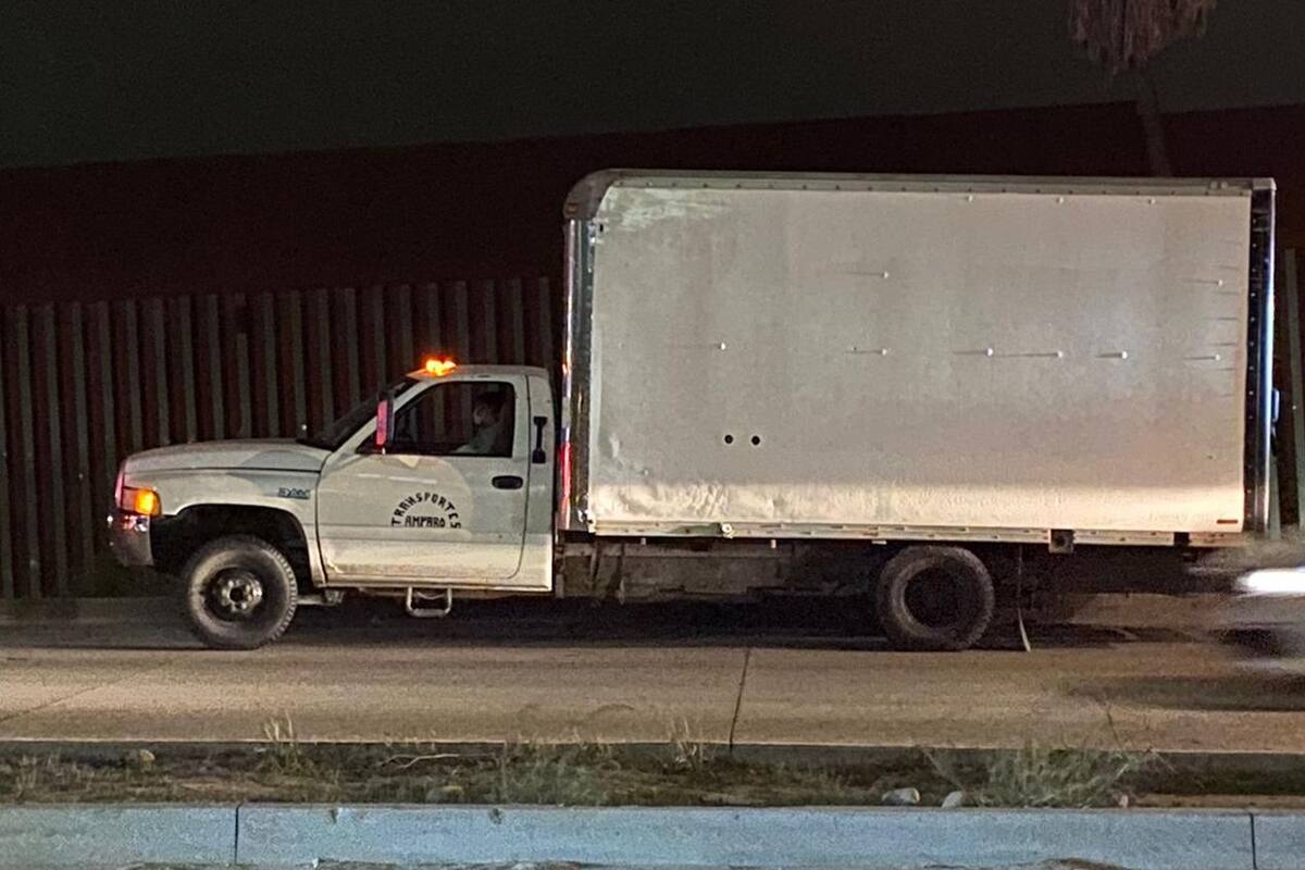 Encuentran dentro de caja de camión a 75 migrantes en Tijuana
