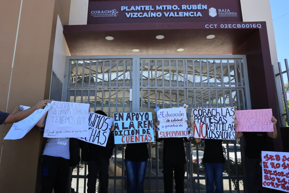 Estudiantes del Cobach Rubén Vizcaíno protestaron para exigir mejoras en las aulas, los baños y la atención académica. Foto: Sergio Ortiz
