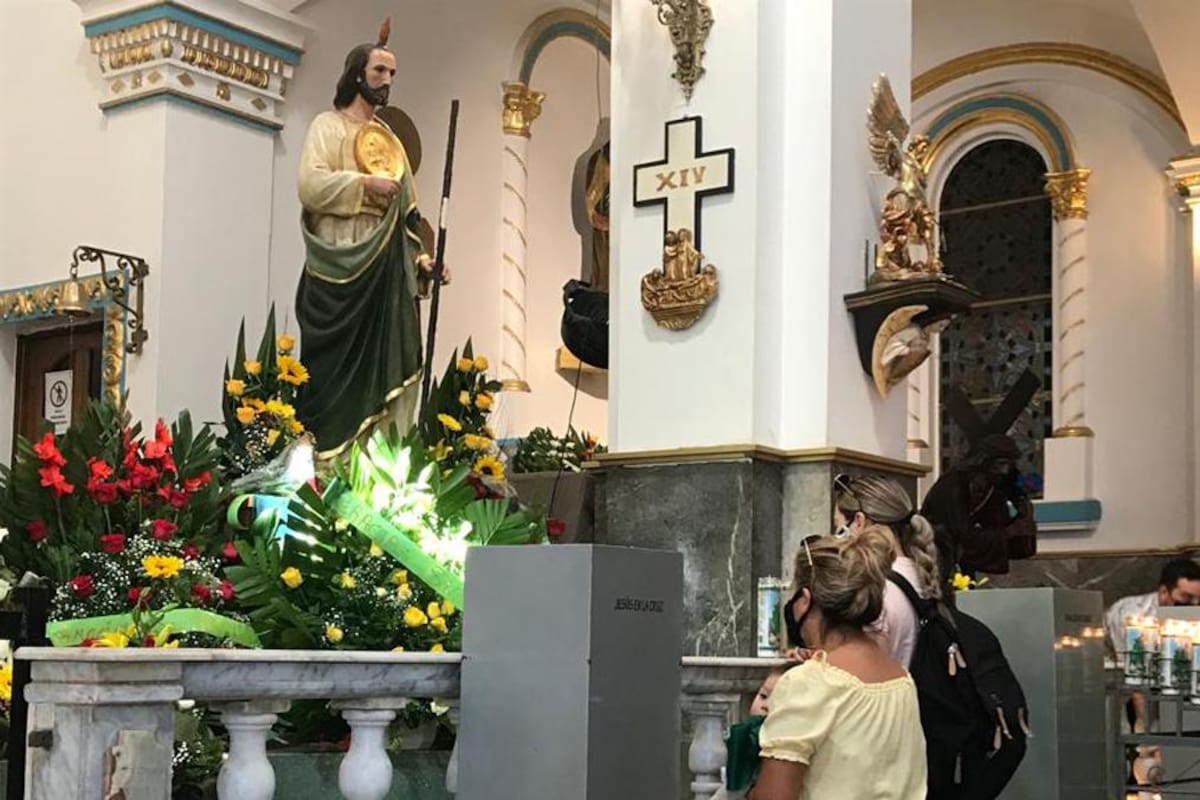 Llevan serenata y flores a San Judas Tadeo en Tijuana