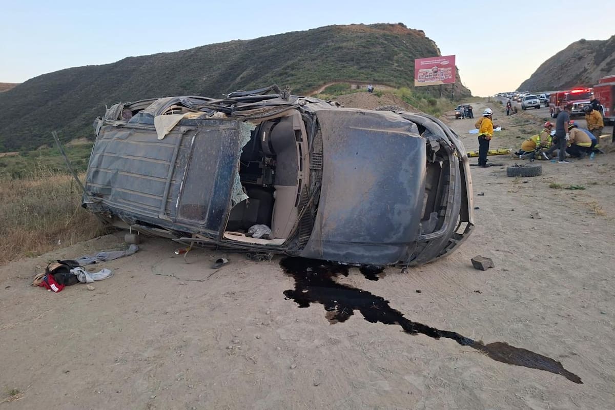 Tragedia en el Bulevar 2000; volcadura deja tres muertos y tres lesionados en Rosarito