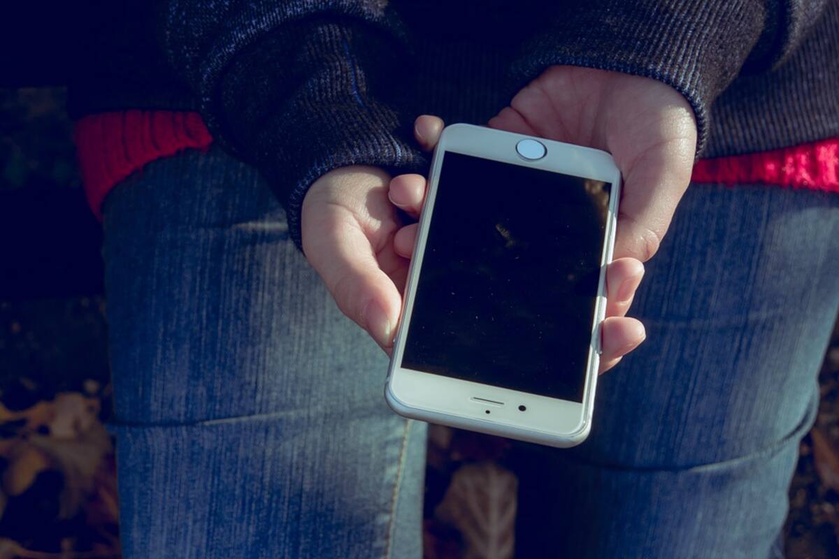 Persigue al ladrón de su celular y termina abusada