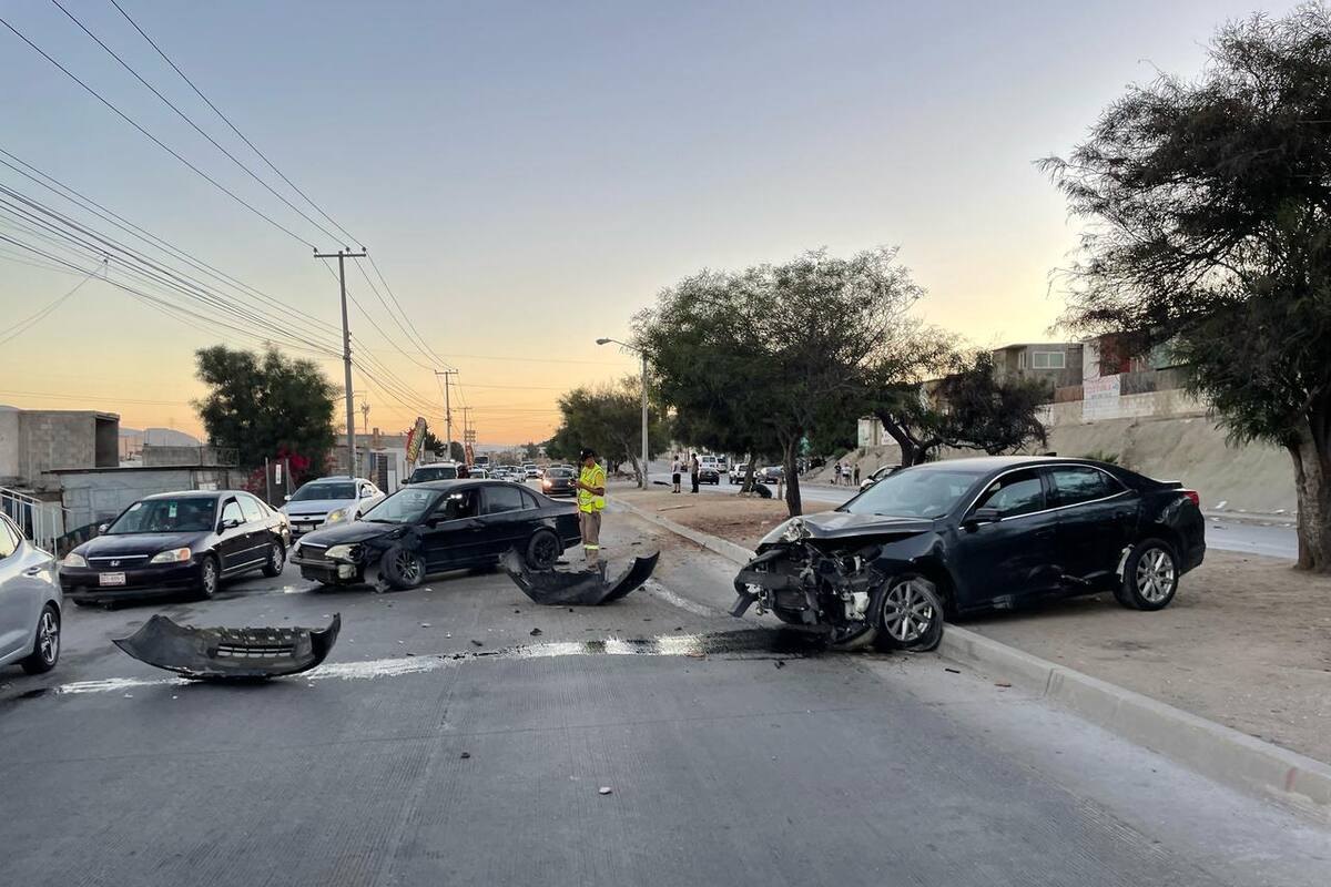 Choque entre dos vehículos en Blvd Las Fuentes causa congestionamiento vial
